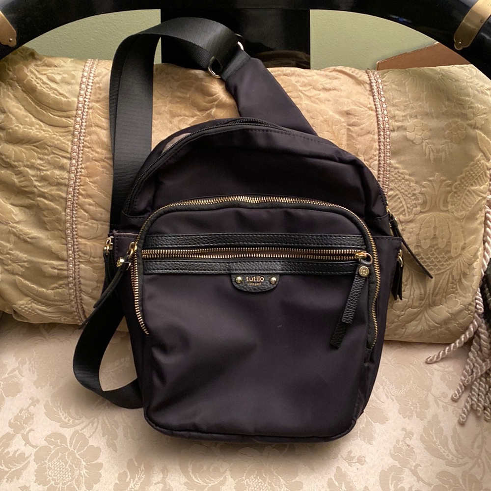 Sling style backpack/ messenger bag